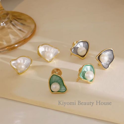 Dainty Scallop Pearl Earrings