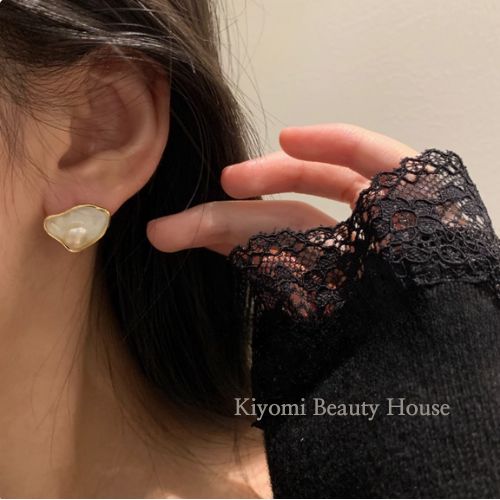 Dainty Scallop Pearl Earrings