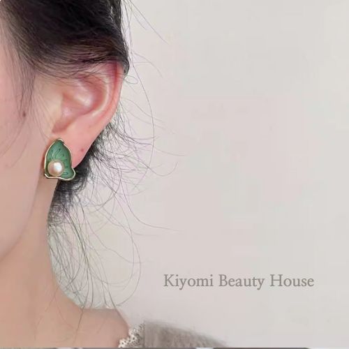 Dainty Scallop Pearl Earrings