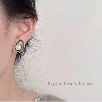 Dainty Scallop Pearl Earrings