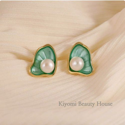 Dainty Scallop Pearl Earrings