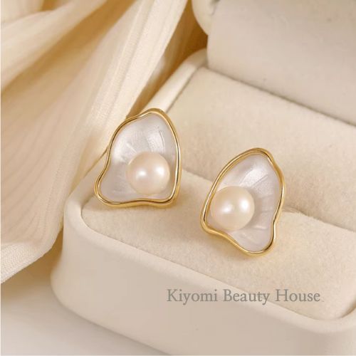 Dainty Scallop Pearl Earrings